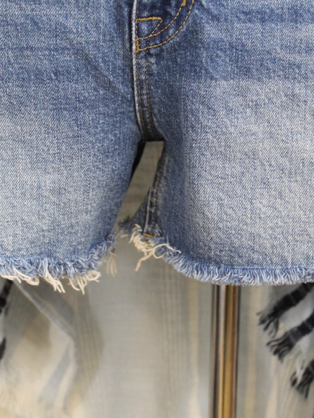 Hudson Gracie Denim Shorts 26 Mid Rise Raw Hem Cutoff Medium Wash Summer - Picture 3 of 12